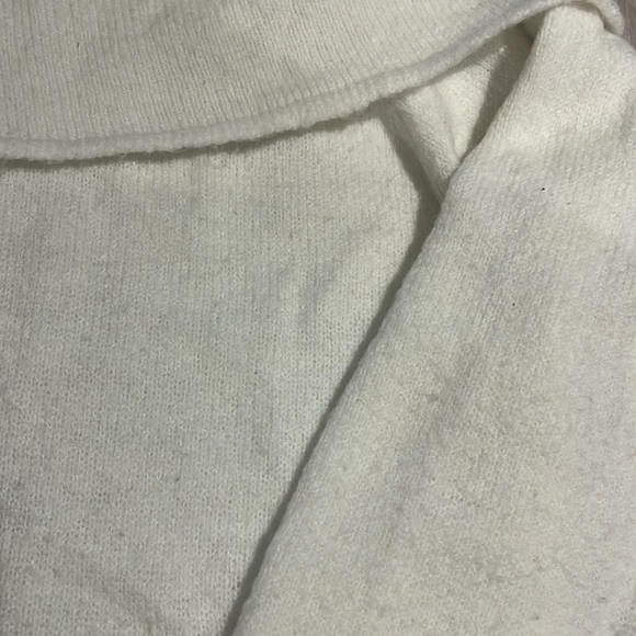 Off shoulders sweater - Picture 3 of 4